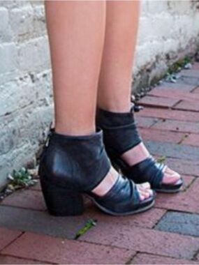 OTBT Patchouli Black Leather Earthy Hybrid Bootie Sandal 8
